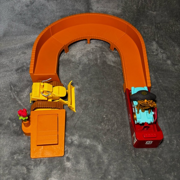 Disney Pixar Cars Toon El Materdore Complete Launcher Play Set - Picture 2 of 5